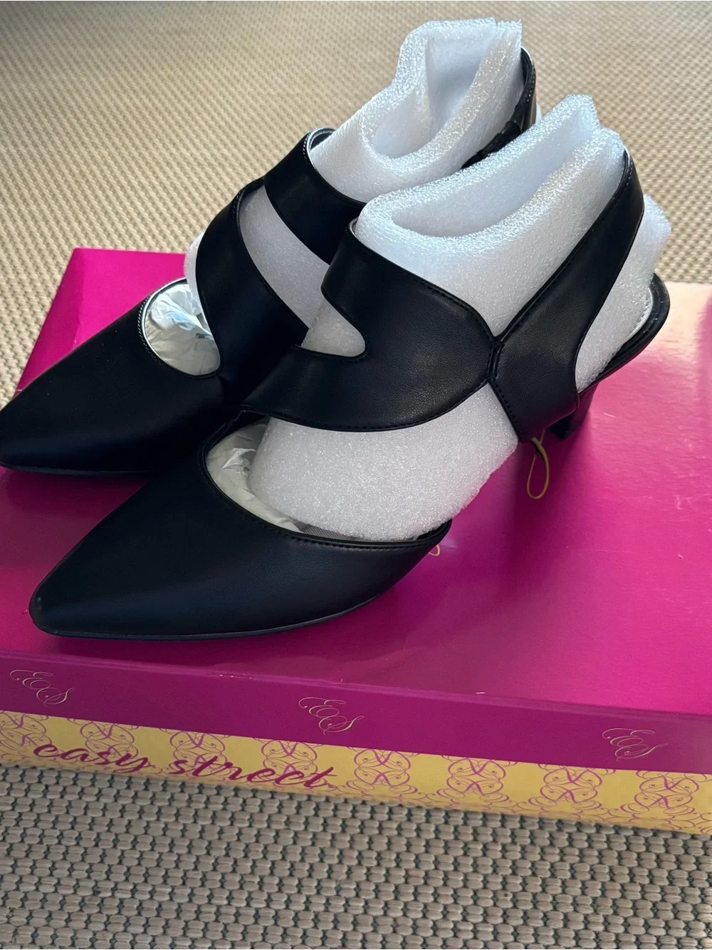 Easy Street Venue Women's Asymmetrical High Heel Size 6.5 Black